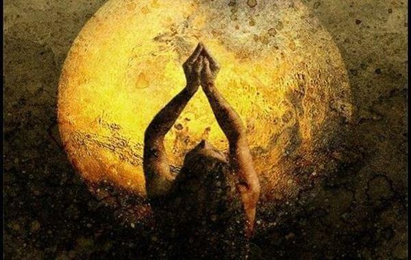 mujer ensalzando la luna y la intuición