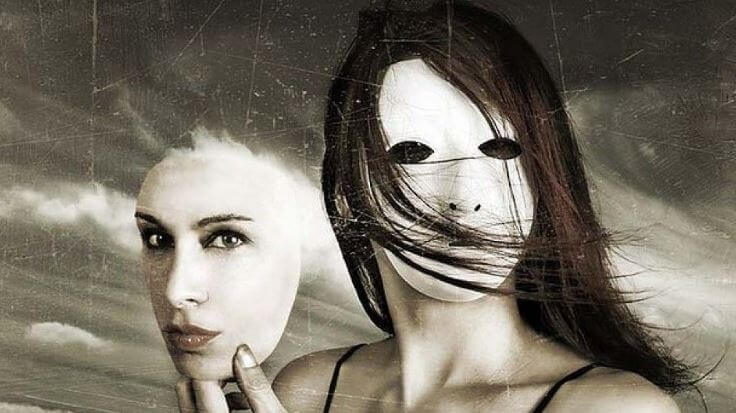 Mujer con una máscara