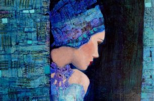 mujer de azul