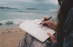 Mujer dibujando con creatividad