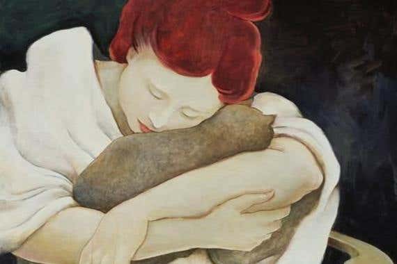 Mujer liberando carga emocional abrazando a un gato