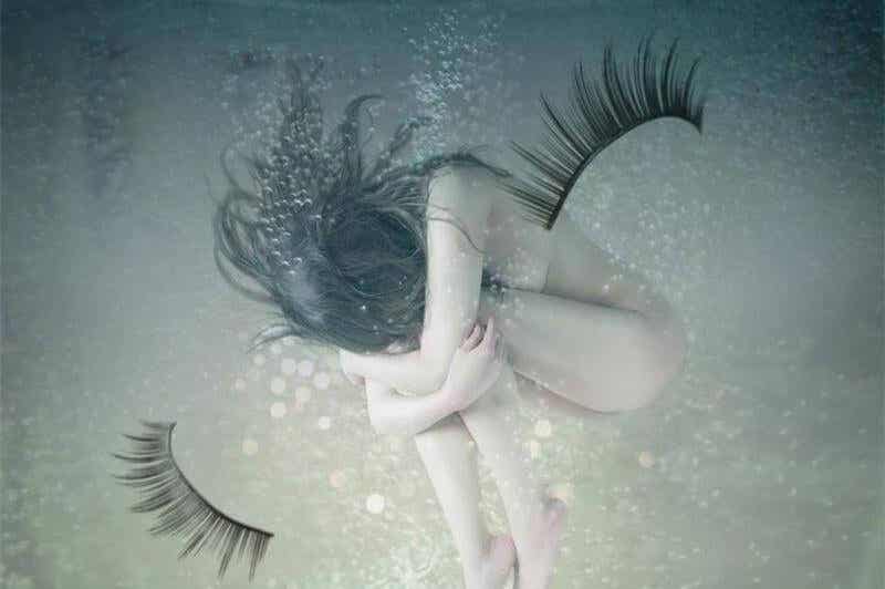 mujer desnuda debajo del agua representando cuando lloramos en silencio