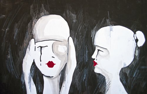 Mujer tapándose los oídos