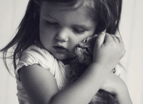 niña con gato