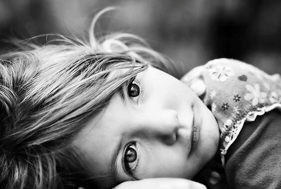 imagen niña en blanco y negro sufriendo el abandono