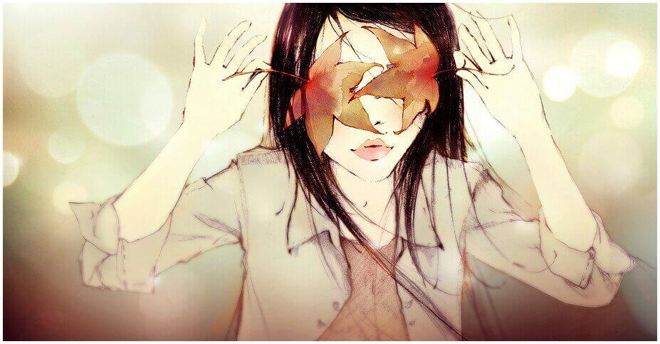 Niña con los ojos cubiertos por unas hojas