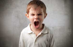 Niño que no sabe controlar sus impulsos