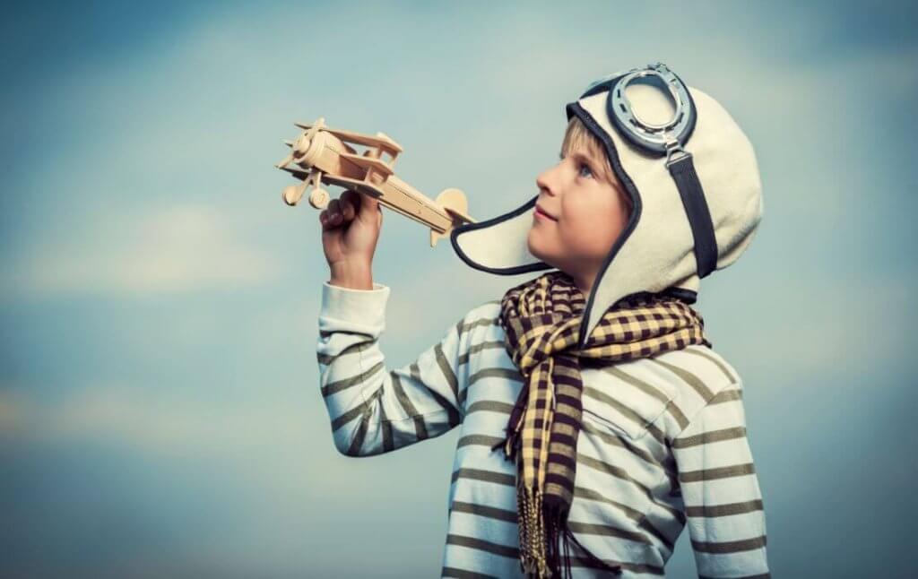 Niño jugando con avión