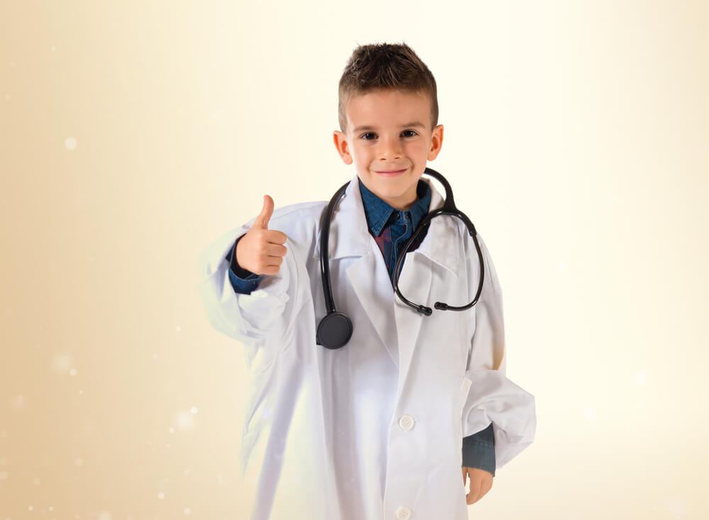 Niño vestido de médico