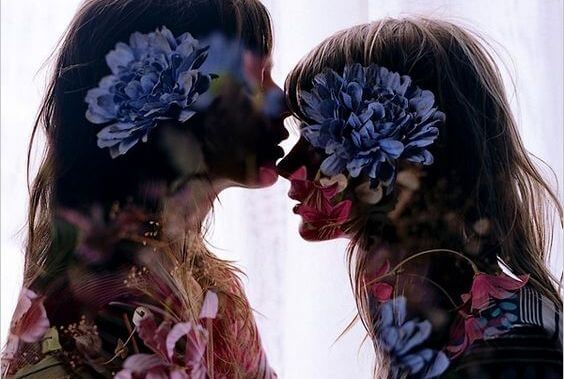 niñas con relieve floral