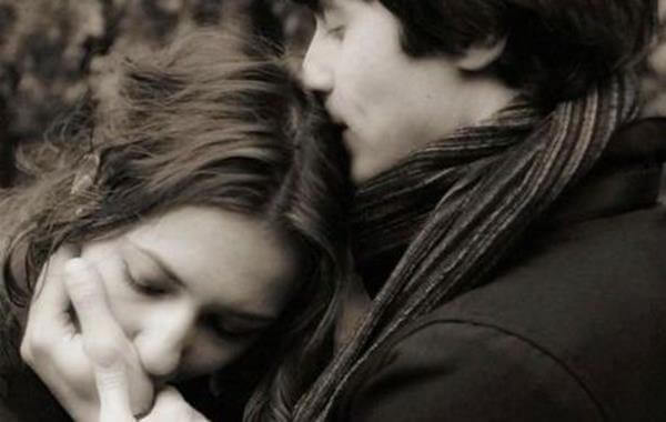 pareja abrazada