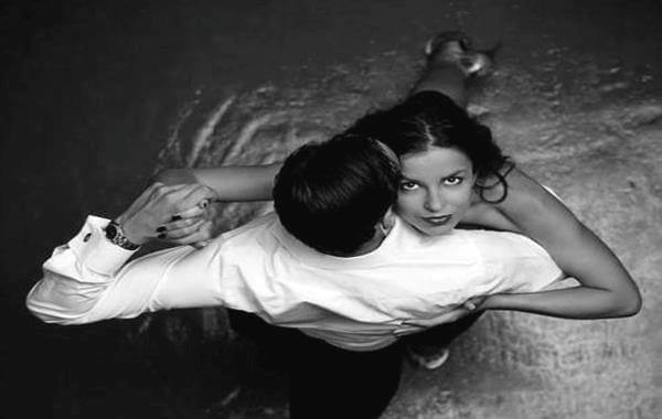 pareja disfrutando del acto de bailar