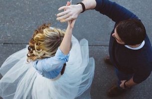 Pareja disfrutando del acto de bailar y de los beneficios psicológicos del baile