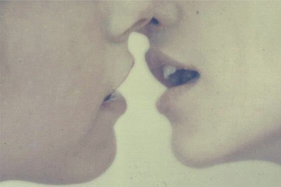pareja a punto de besarse
