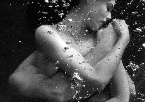 pareja abrazada debajo del agua ensalzando el amor necesitado