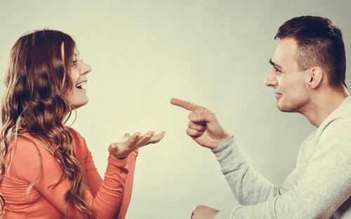 PAreja discutiendo