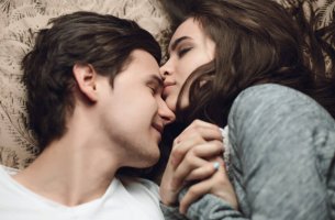 pareja en la cama abrazada representando el sexo entre amigos