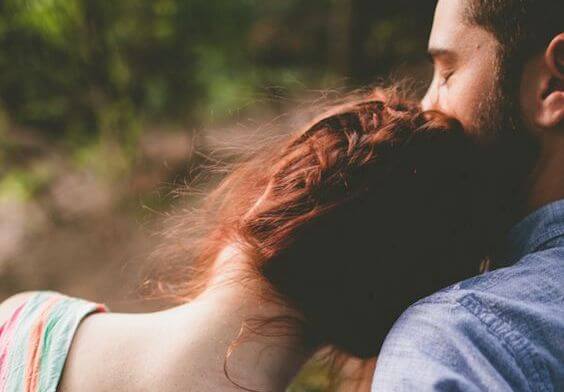 Pareja con una relación sana abrazada