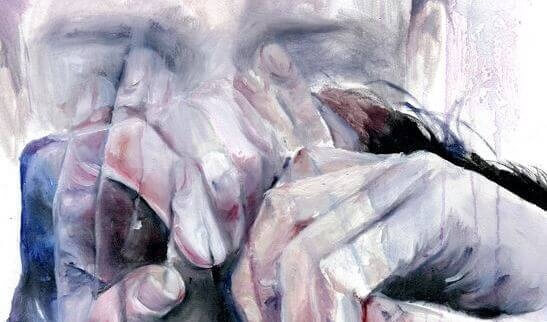 perfil de un hombre tapándose la cara