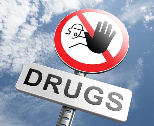 Cartel con mano prohibiendo drogas