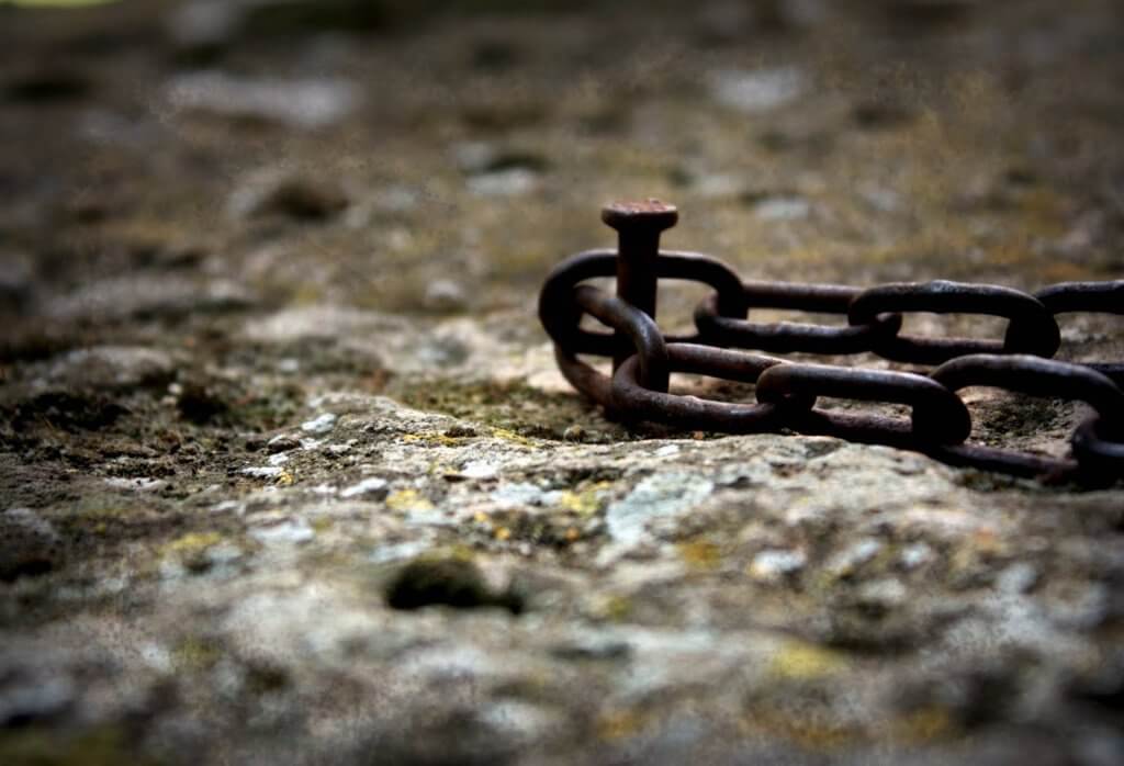 Clavo con cadenas