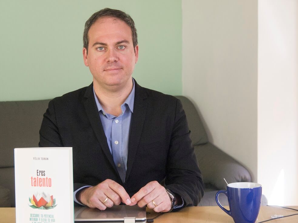 Félix Torán con su libro eres talento