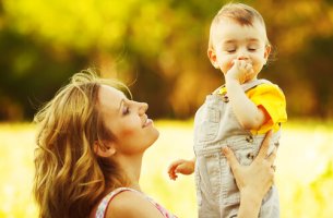 Madre sujetando a su hijo