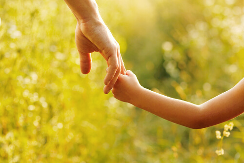 Mano de un padre y su hija