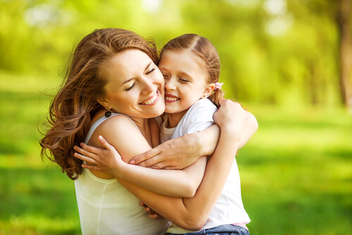 Mujer abrazando a su hija
