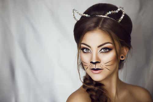 Mujer con la cara pintada de gato