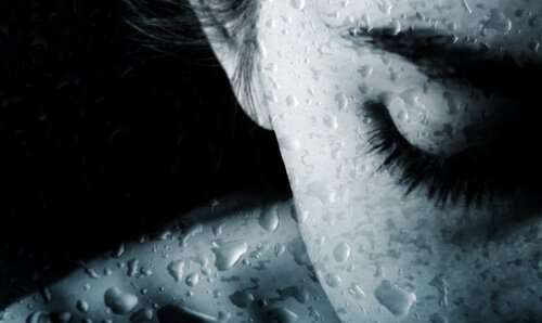 Mujer con los ojos cerrados llorando