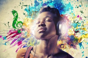 Mujer con sinestesia escuchando música de colores