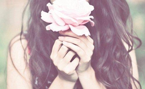 Mujer con una rosa en sus manos