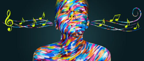 Mujer de colores escuchando música