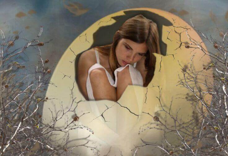 Mujer en una cáscara de huevo gigante