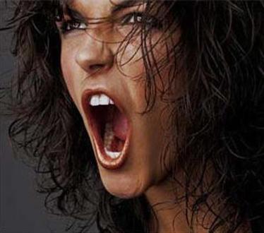 Mujer gritando fuerte