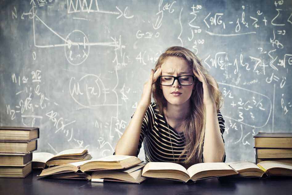 Mujer pensando en su problema