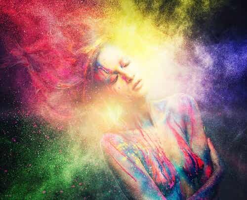 Mujer rodeada de humo de colores