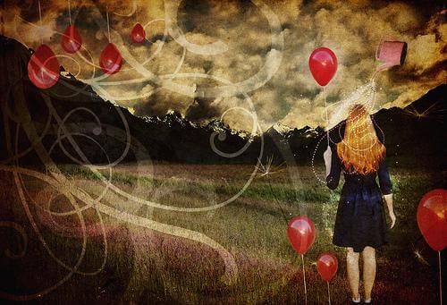 Mujer sujetando un globo mirando el paisaje