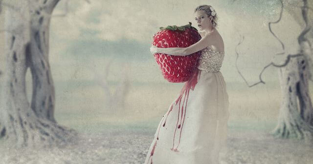 Mujer sujetando una fresa