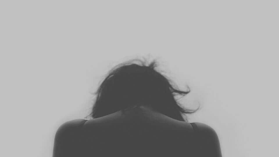 Mujer triste con la cabeza abajo