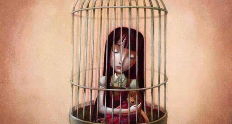 Niña atrapada en una jaula