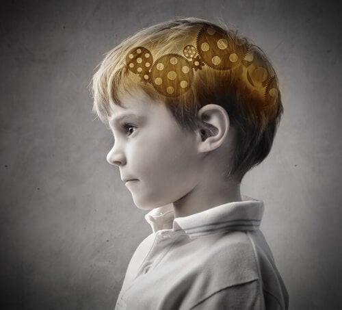 Niño con mecanismo en el cerebro