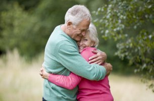 Pareja de personas mayores abrazadas