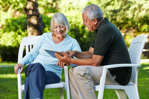 Pareja de personas mayores aprendiendo con una tablet