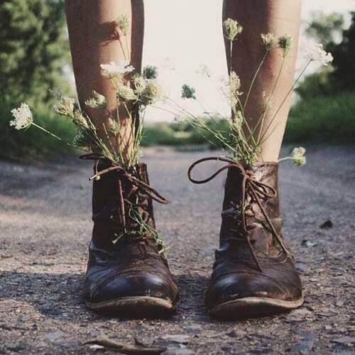 Piernas de una persona con zapatos que tienen plantas