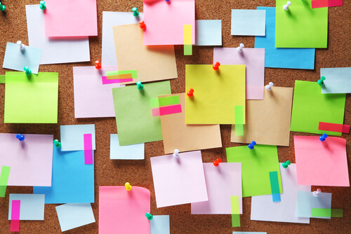 Post it de colores colgados en la pared