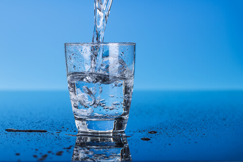 Vaso llenándose de agua