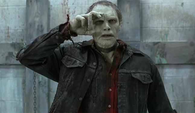 Zombi con la mano en la cara