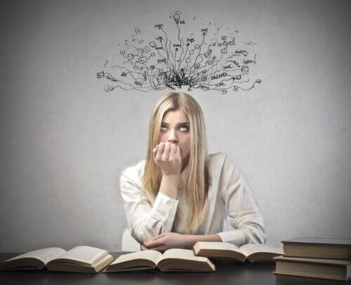 Chica pensando que no consigue superar la ansiedad